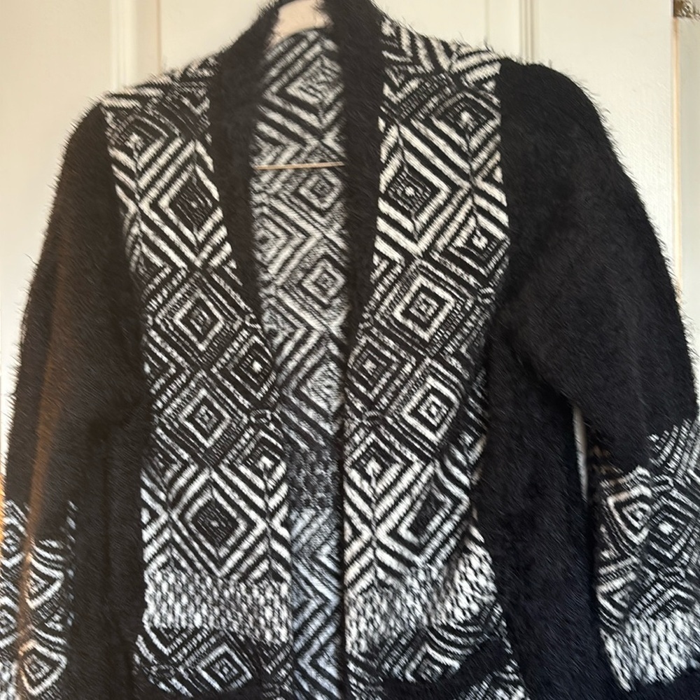 MAXSPORT BLACK AND WHITE LONG SWEATER FURRY ACRYLIC AND NYLON SIZE MEDIUM